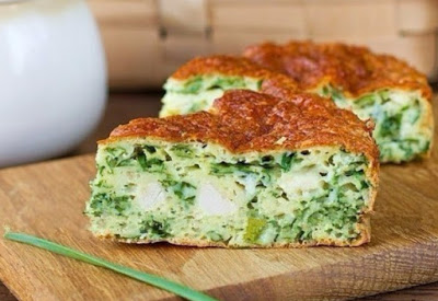 Безумно вкусно-нежный пирог с зеленым луком, курицей и сырной корочкой.